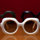 Lapima è un marchio di occhiali di lusso Brasiliano fondato nel 2016 da Gisella e Gustavo Assis a Campinas, nella campagna di San Paolo. Ispirato ai movimenti artistici e alle linee dei paesaggi Brasiliani, il brand realizza i suoi occhiali in pregiato acetato italiano. Ogni modello è sottoposto ad un processo artigiano attento e complesso, unito a tecnologie all’avanguardia. Scoprilo da Ottica Ricci, in via Banchi di Sopra, 35 o online
,
,
,
,
#otticaricci #occhiali #occhialidasole #sunglasses #lapima #handmade #luxuryeywear #brazil #otticasiena #womanstyle